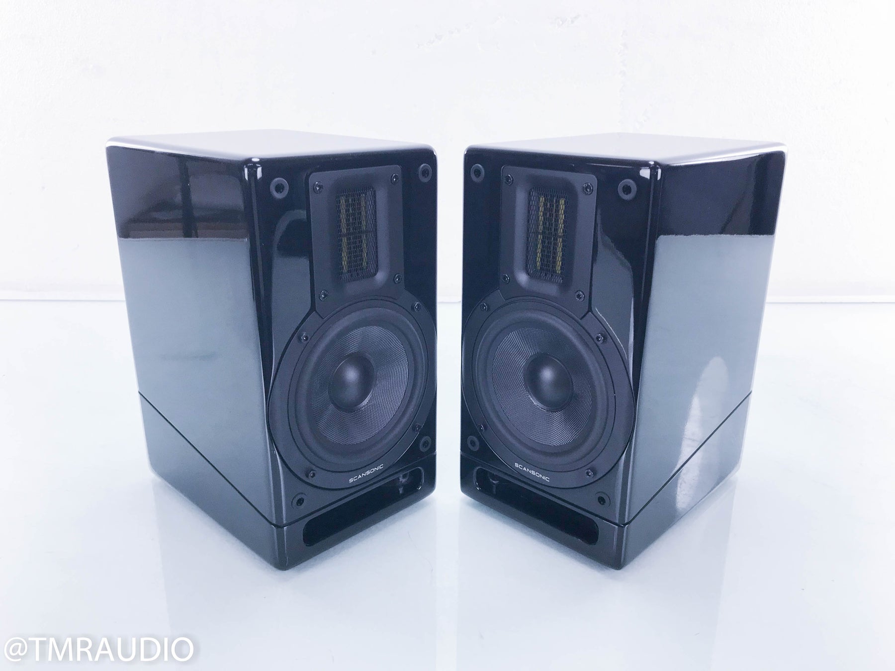 Scansonic M5 Review: A Tiny Bookshelf Speaker That Delivers Huge Value