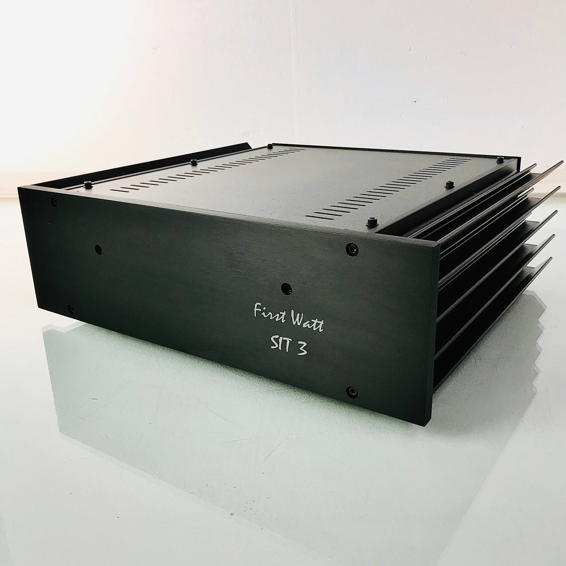 First Watt SIT-3 Review – A Low-Power Class A Amplifier with Stunning Musicality