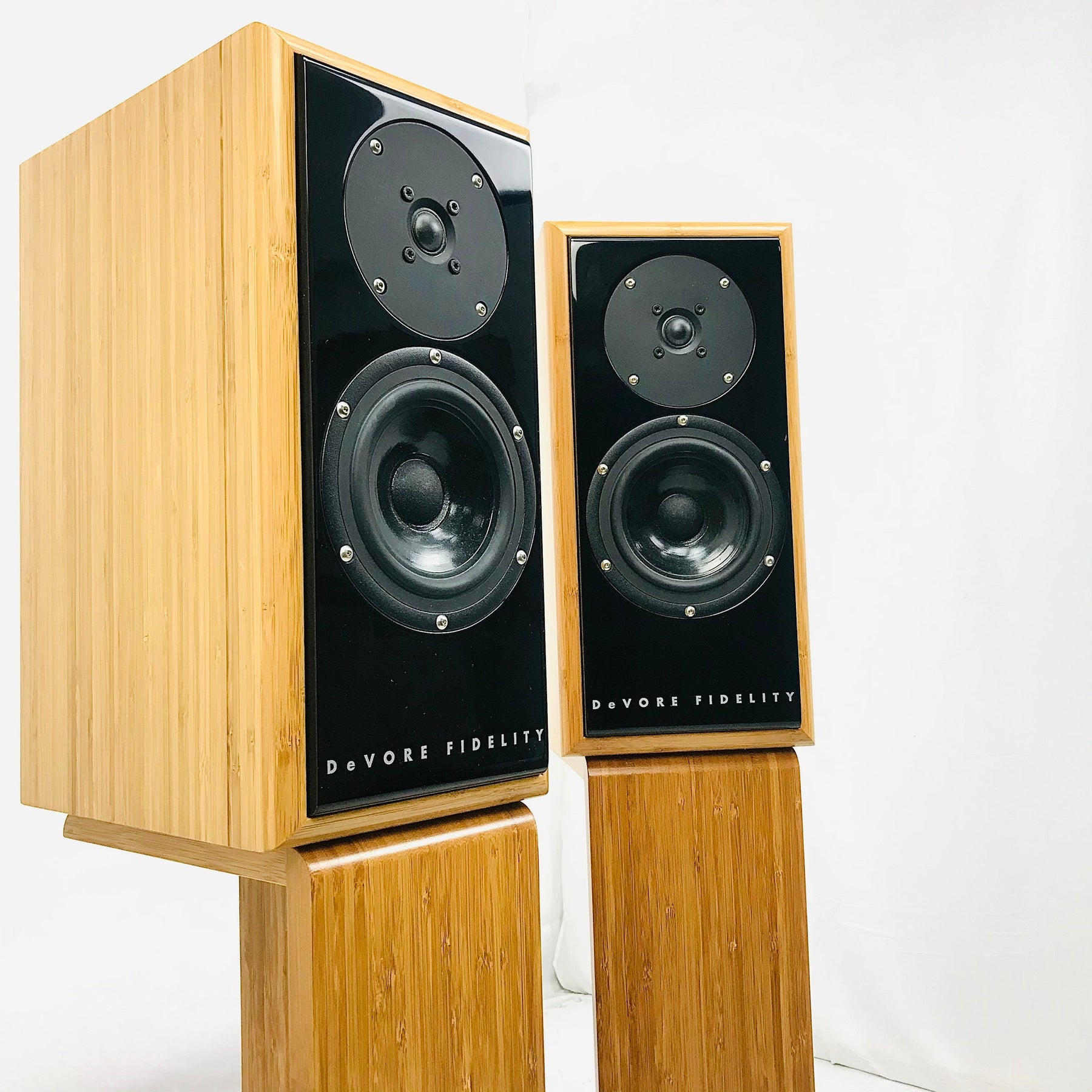 DeVore Gibbon 3XL Review – Bamboo Cabinets, Natural Materials, and Remarkable Musicality
