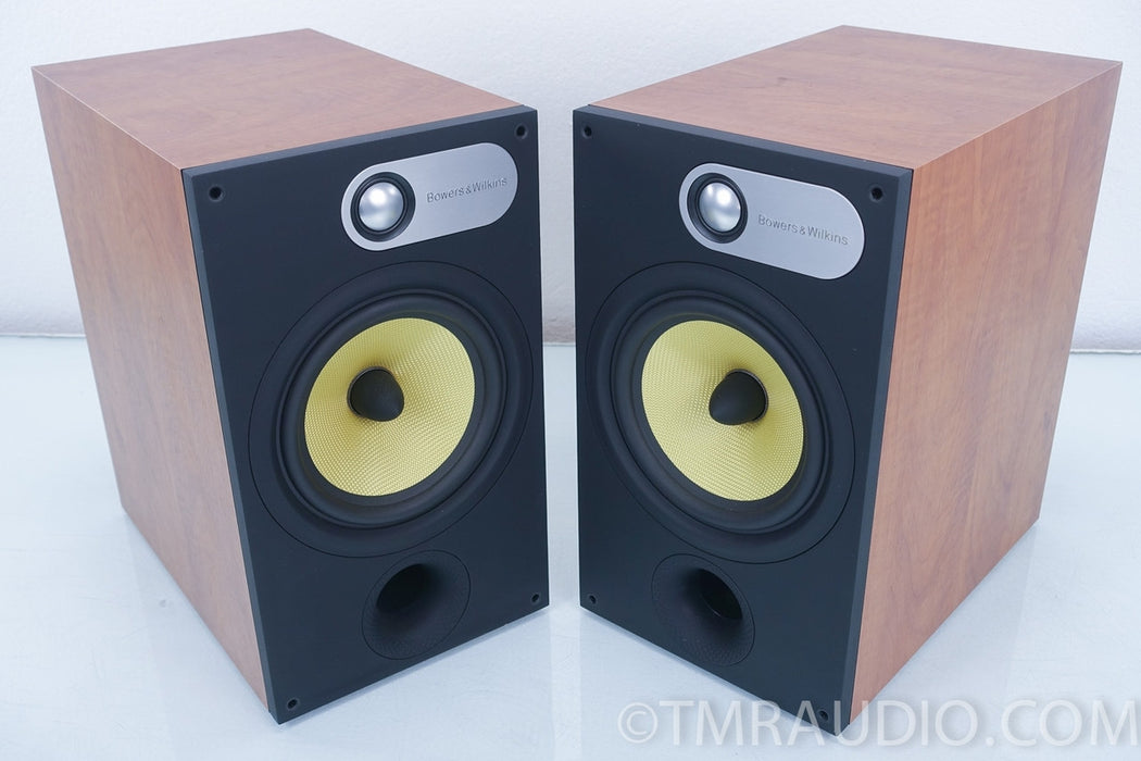 B&W 685 Bookshelf Speakers