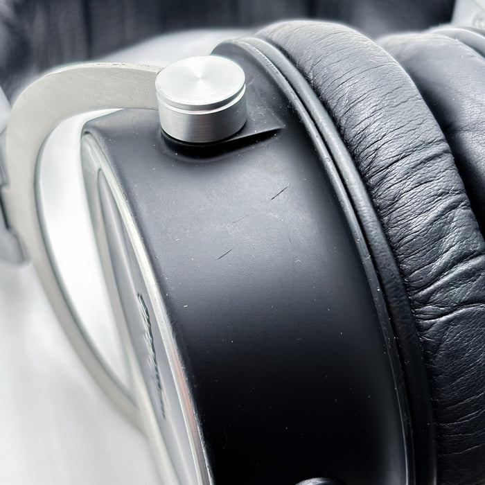 McIntosh MHP1000 Closed Back Headphones